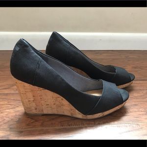 TOMS 8 Peep Toe Black Wedge Canvas Feel Shoe